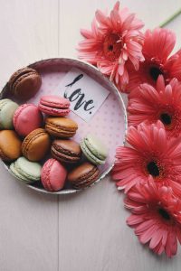 Valentine's Day: macarons with flowers surrounding the box